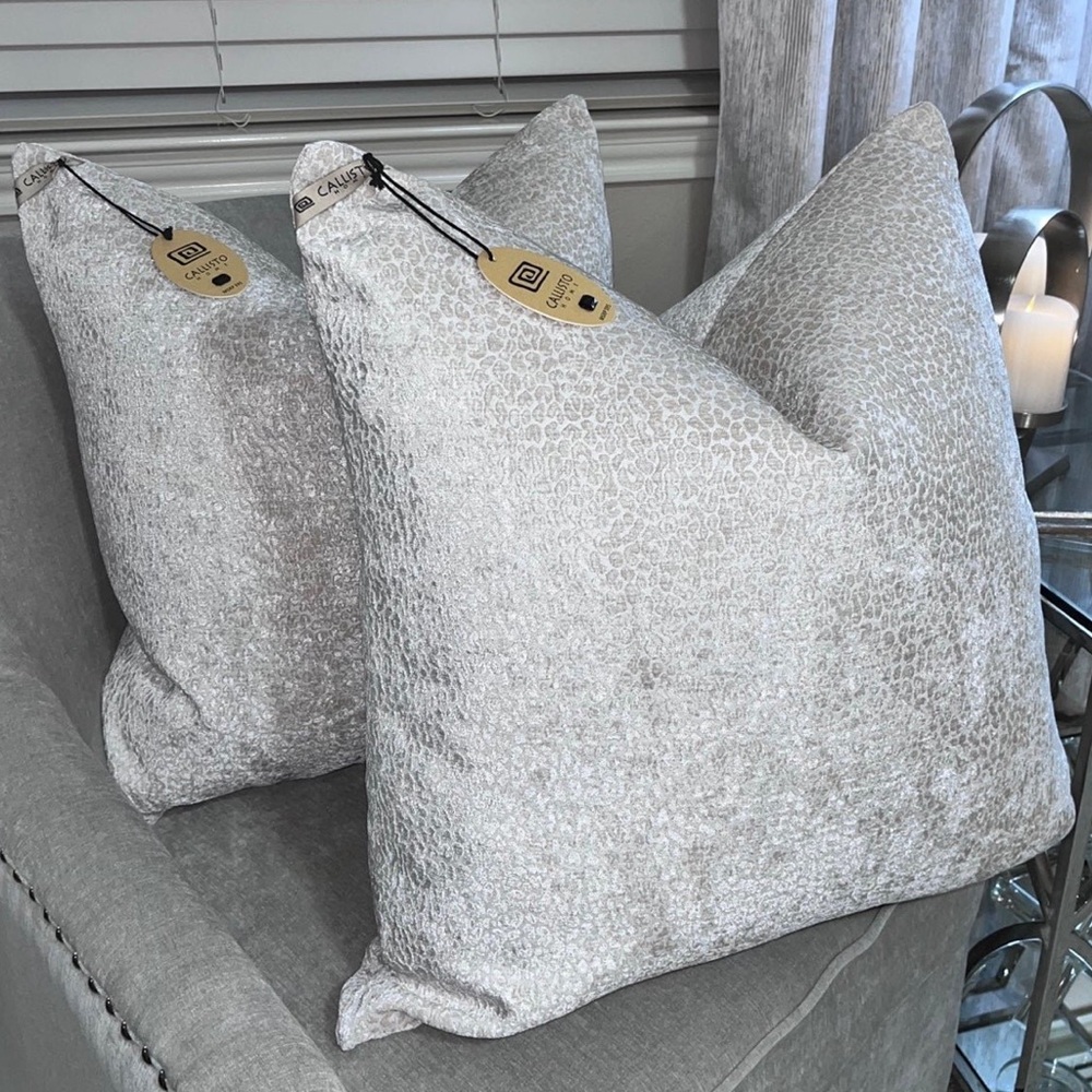 1-NWT CALLISTO HOME EMBOSSED LEOPARD DESIGN DECORATIVE VELVET PILLOW T0905F11